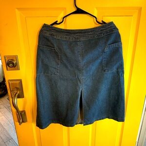 Jean Skirt, back zipper, front pockets